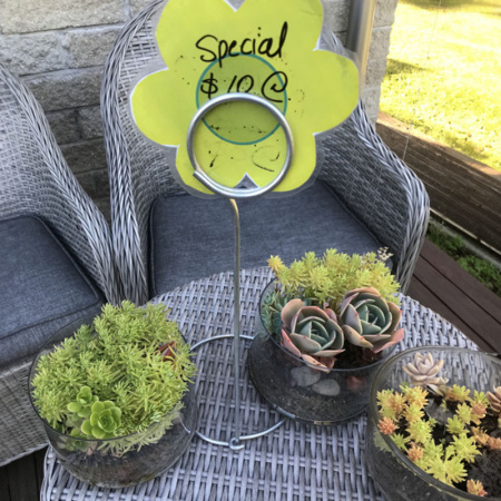 sign_holder_400mm_h_base_on_table_362997501